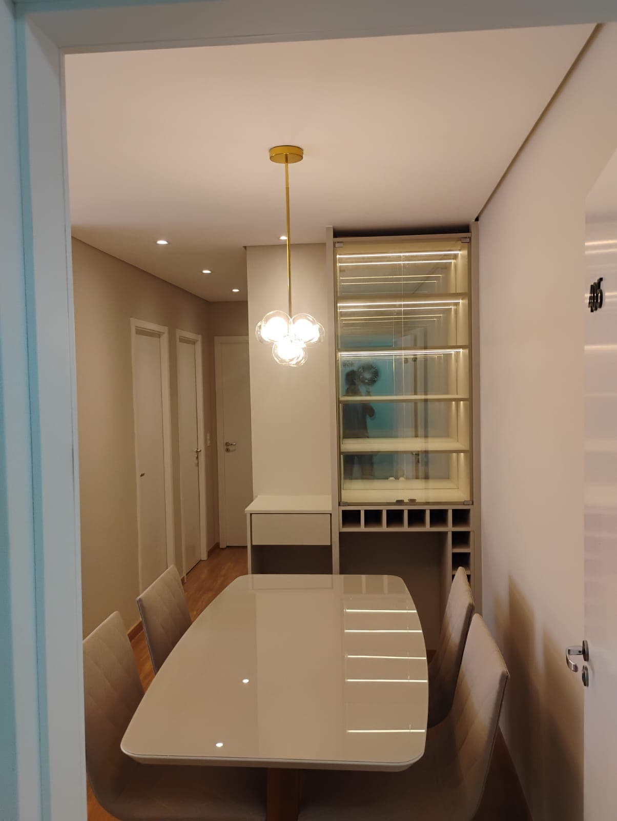 Iluminação embutida em sala de estar executada pela WBA